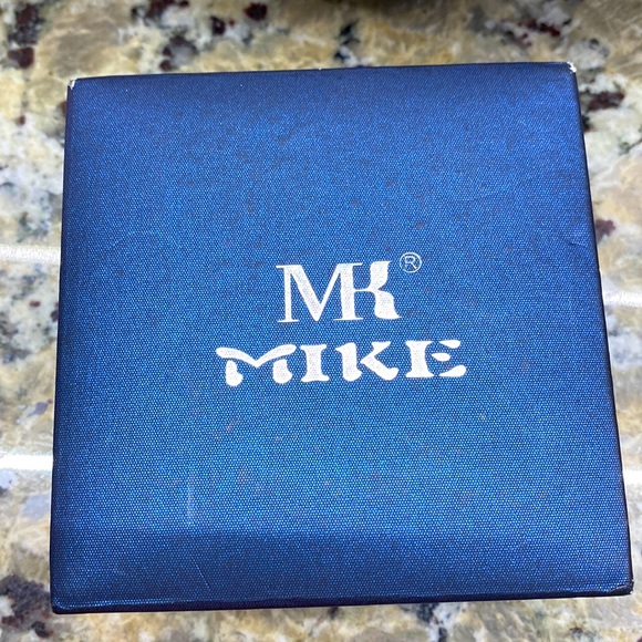 Mk Mike Woman Watch, goldtone plate,Links can not be removed , crystal - Picture 2 of 13